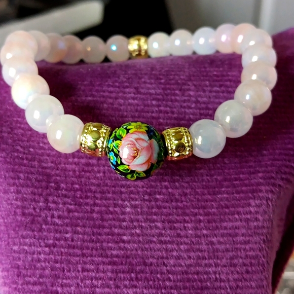 Elegant Rose Quartz Beaded Bracelet with Japanese Floral Accent - Picture 4 of 5